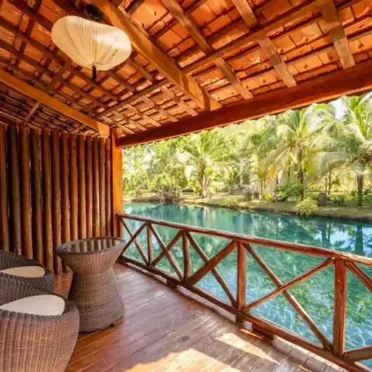 Hiên bungalow ven sông nhìn ra sông Cửa Cạn